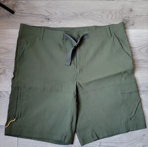 Columbia Men's Green Casual Shorts, Size 42.